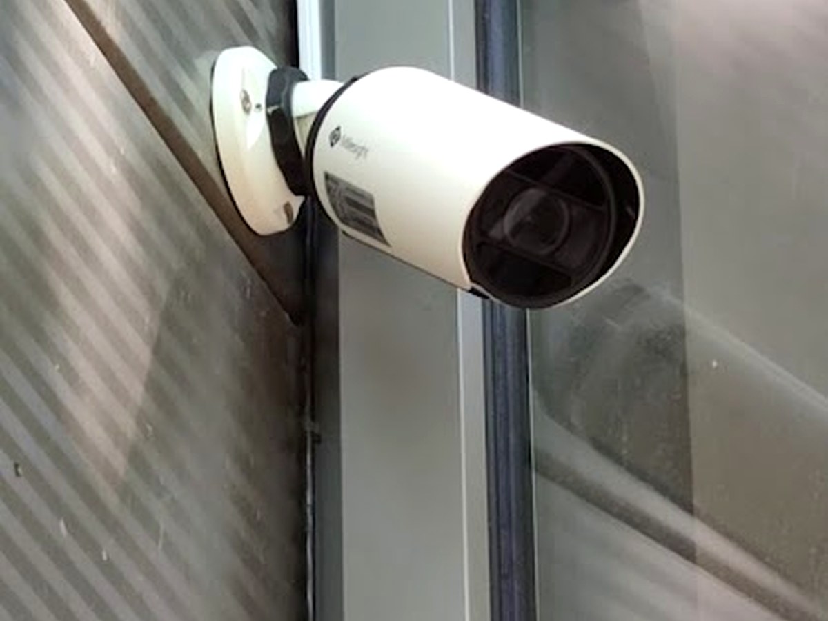 Telepített kültéri biztonsági kamera